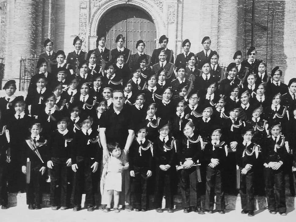 La Agrupación Musical Santa María Magdalena al completo en la portada de la parroquia, con Don Manuel en el centro. Fotografía de archivo.