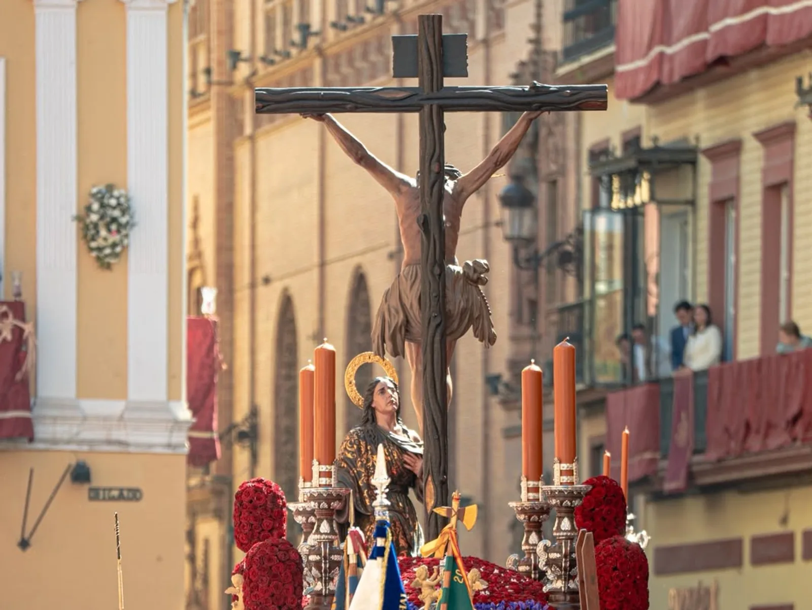 El paso del Cristo de la Buena Muerte de la Hiniesta por las calles de Sevilla.